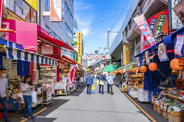 Ameyoko Shopping Street in Ueno, which is crowded with many people