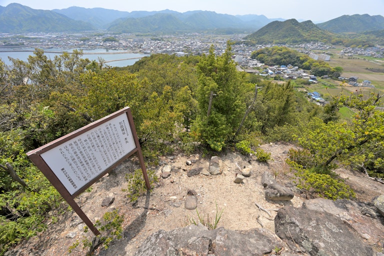 Hiketa Castle Ruins