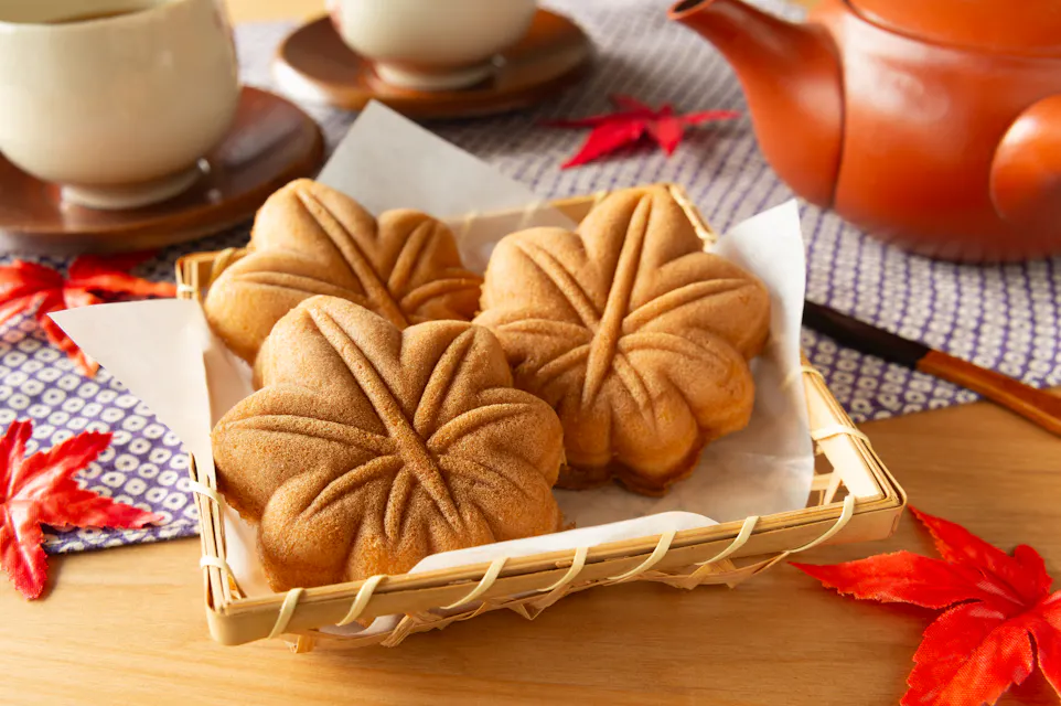 Momiji manju served in a six-eyed basket
