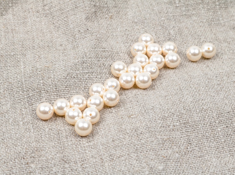 Experience Extracting Pearls From Akoya Oysters