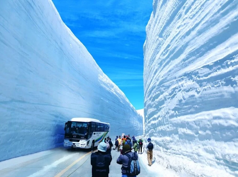 1-Day Tateyama-Kurobe Alpine Route Snow Wall Tour from Nagano (Spring Only)