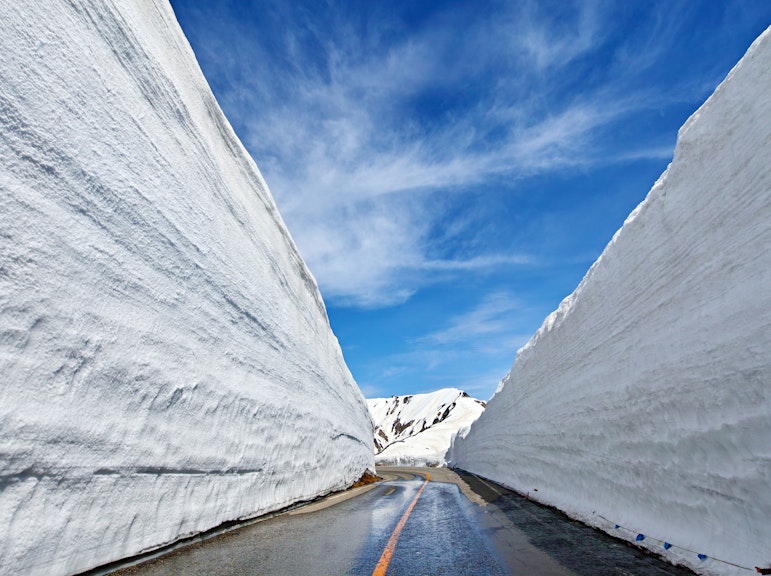 1-Day Tour from Kanazawa & Toyama: Snow Wall and Mysterious Valley