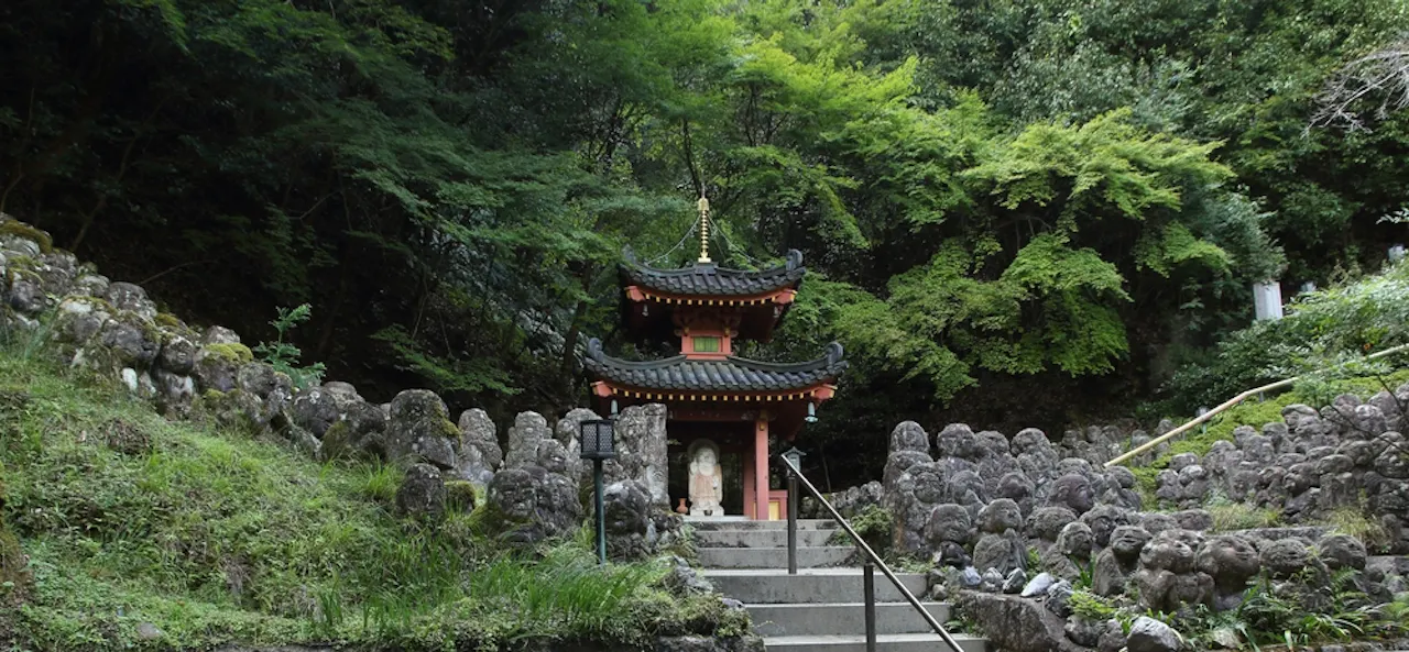 Otagi Nenbutsu-ji Temple in Kyoto with lots of rakan stone statues