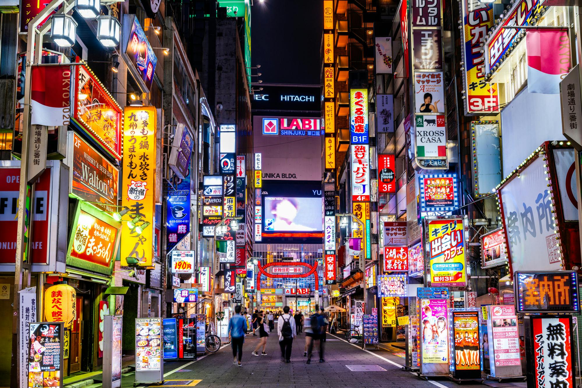 Tokyo: Shinjuku Bar Hopping and Night Walking Tour
