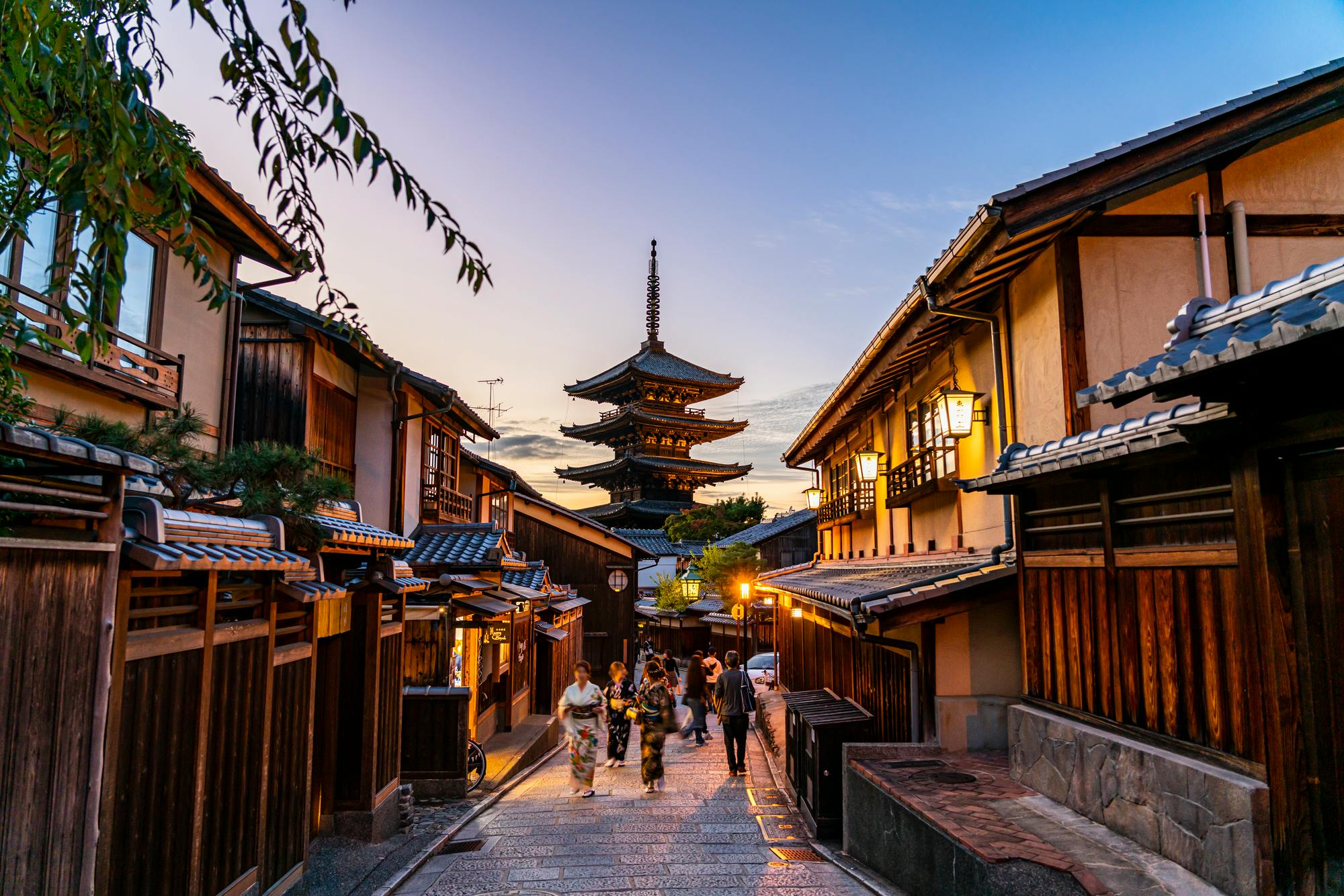 Kyoto: Gion Geisha District Sunset Tour in Spanish