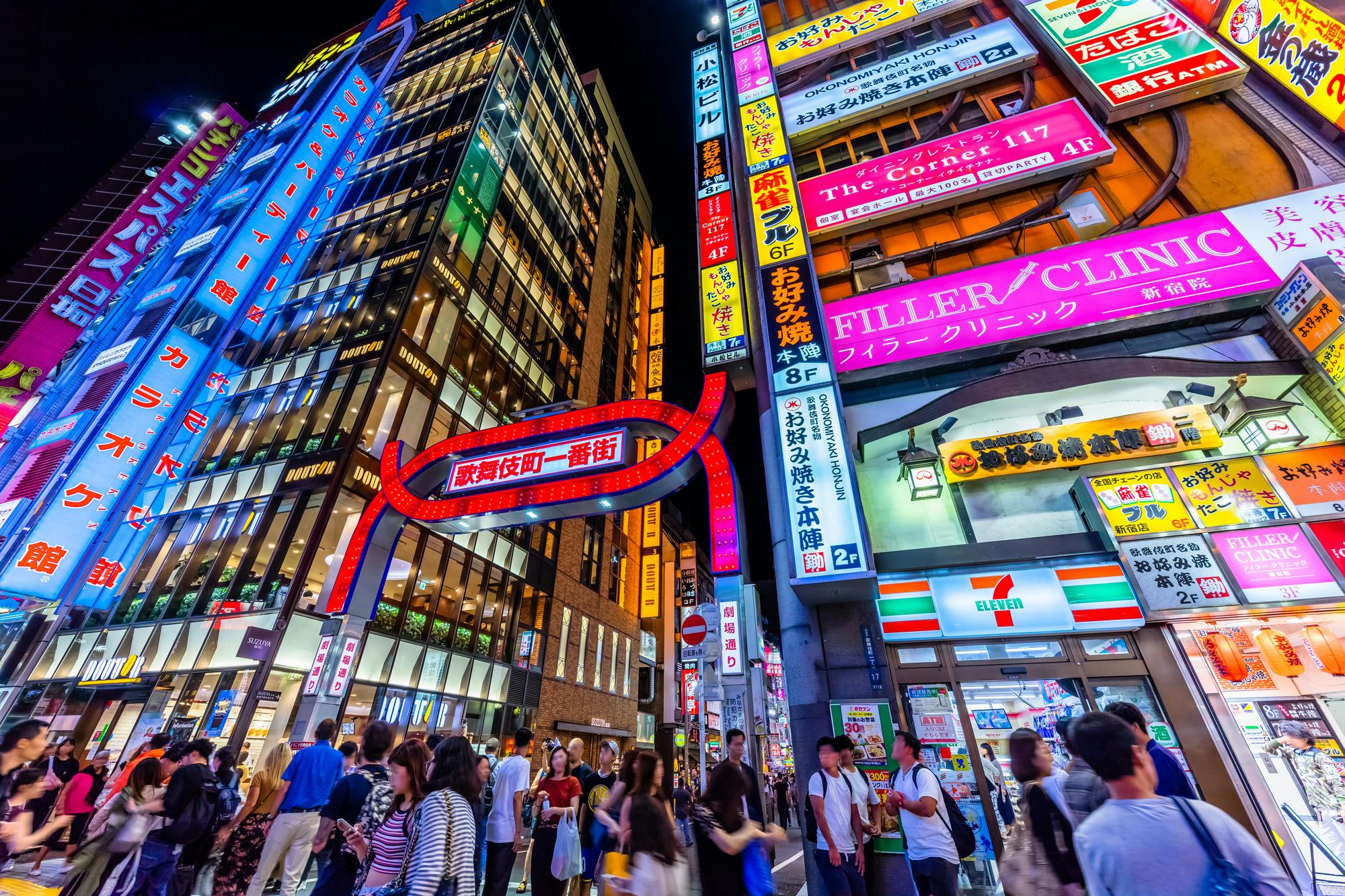 Tokyo: Shinjuku Historical Walking Tour and Secret Backstreets