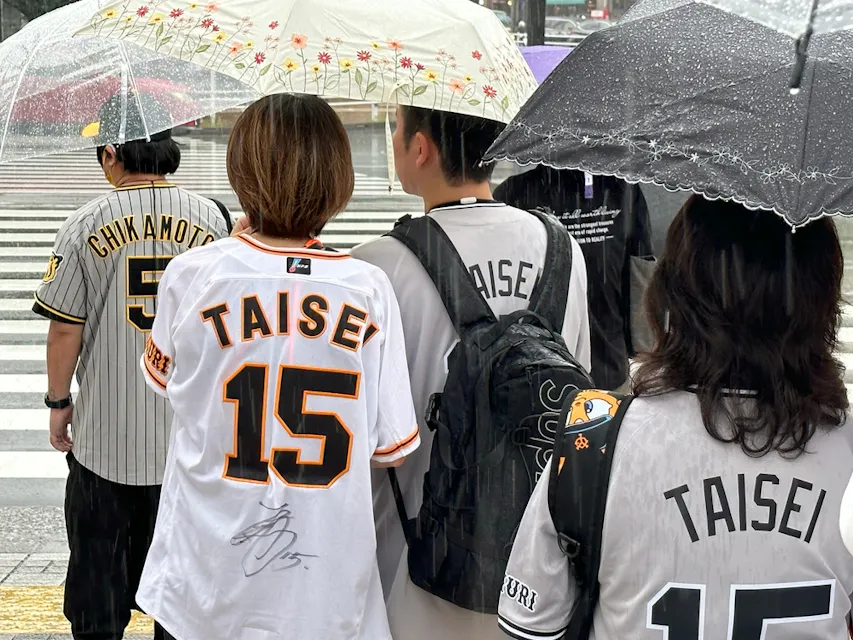 Baseball fans outside Suidobashi Station waking toward Tokyo Dome Baseball fans outside Suidobashi Station waking toward Tokyo Dome