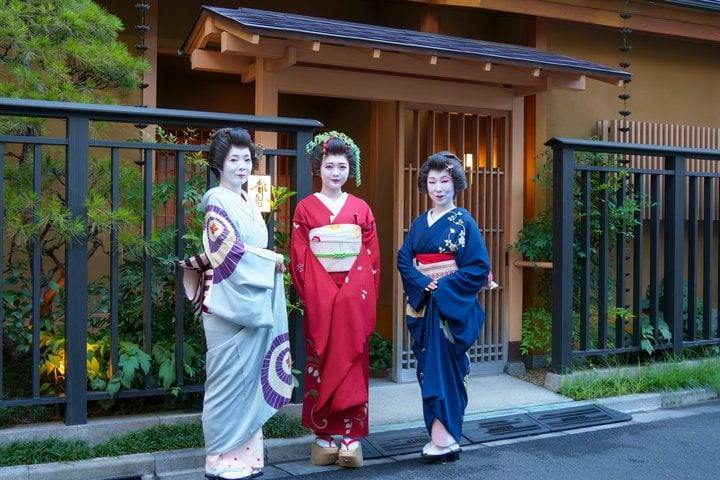 Tokyo: 3-Geisha Show with Shamisen, Game and Matcha in Asakusa