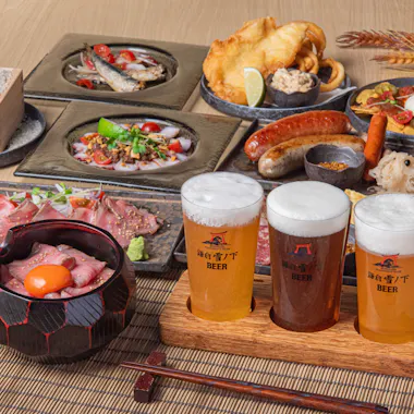A full table at Kamakura Yukinoshita Roast Beef. Roast beef rice bowl surrounded by side dishes on a restaurant table