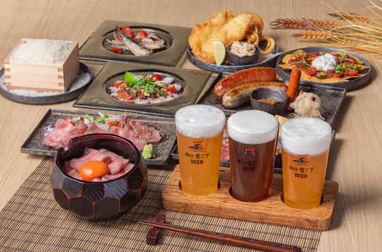 Craft beer flight with roast beef and side dishes at a Kamakura restaurant