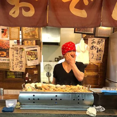 A famous oden shop in Akabane. Oden counter at a long-running Akabane oden shop