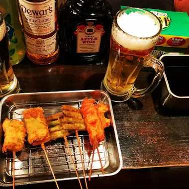 Beer and kushikatsu. Draft beers and fried kushikatsu skewers on a tray