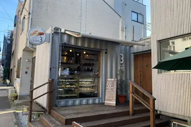 Small independent coffee shop on a quiet Kiyosumi-Shirakawa street