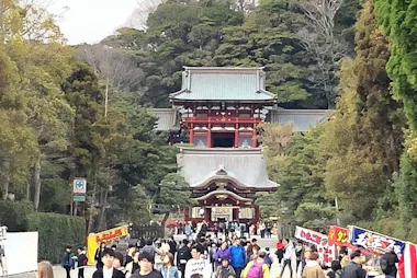 Approach to Tsurugaoka Hachimangu with the red shrine hall above