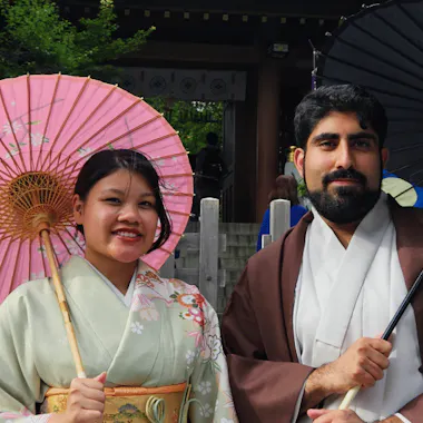 Kimono and shrine photos on a custom day. Couple in kimono with paper umbrellas at a shrine