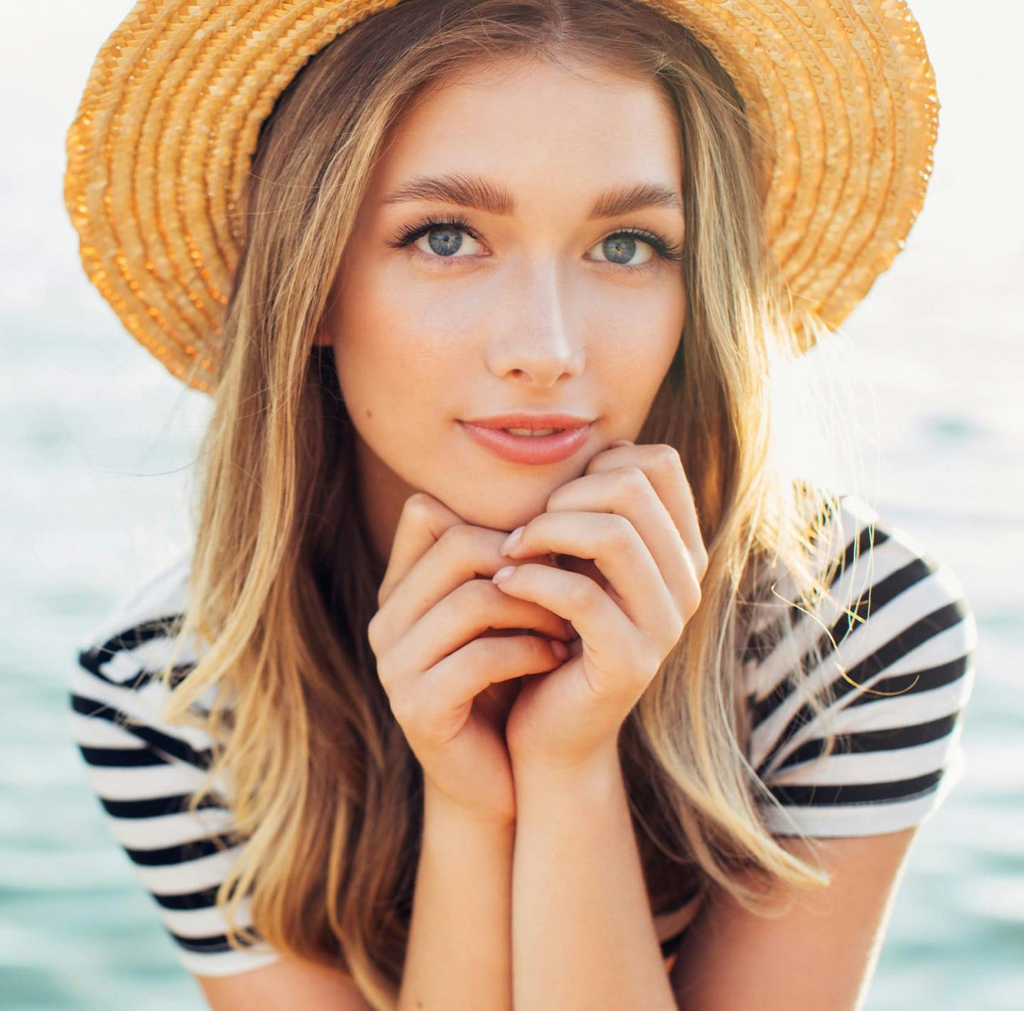 Blonde woman posing in a hat