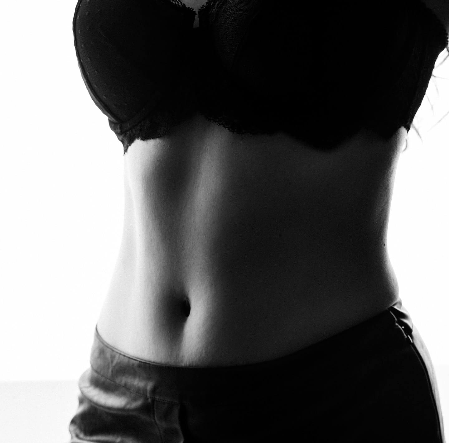 woman's toned abdomen