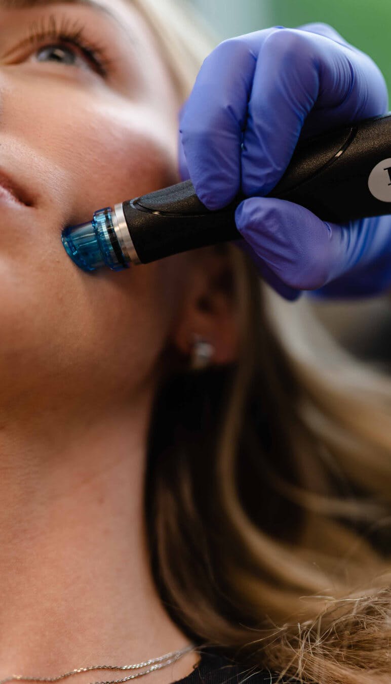 Patient recieving nonsugical treatment to the face