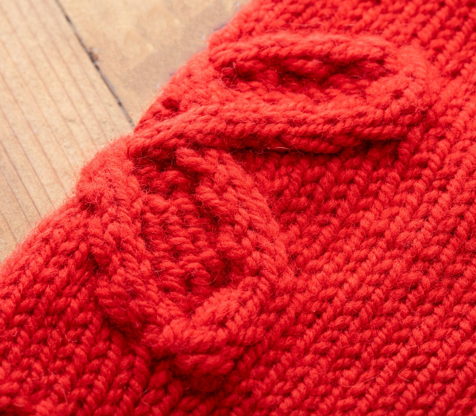In the Columbia Mittens, stitches are increased in the stockinette-stitch background at the beginning of the closed-loop cable, then decreased at the end so that plain stockinette stitch can continue. Photo by Matt Graves