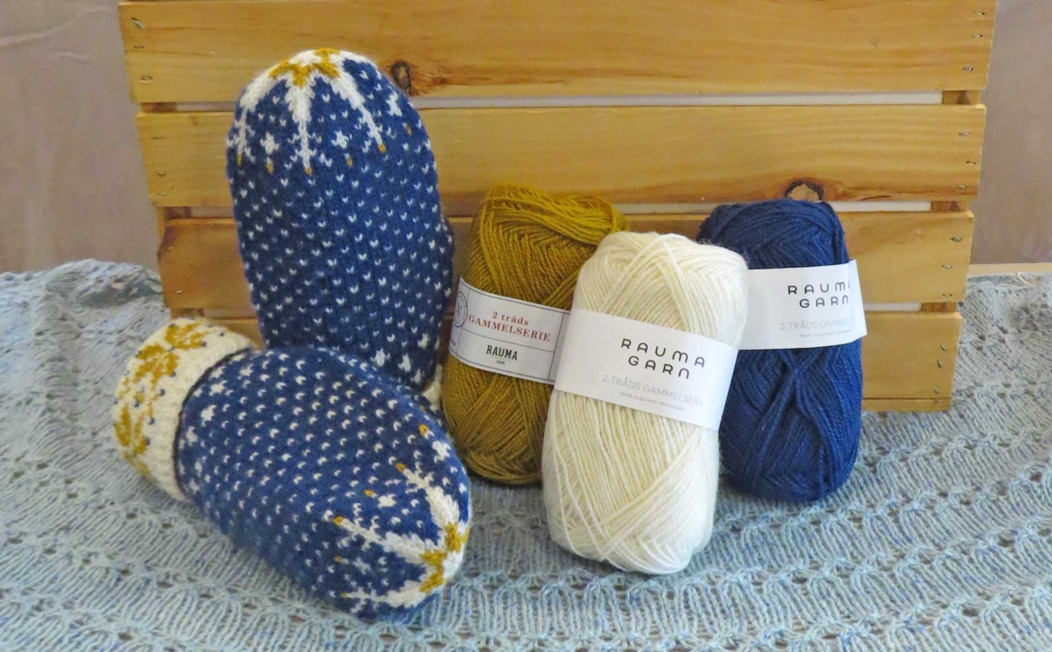Mīlēt mitten pattern by Ysolda Teague, knitted in Gammelserie from Rauma yarn.