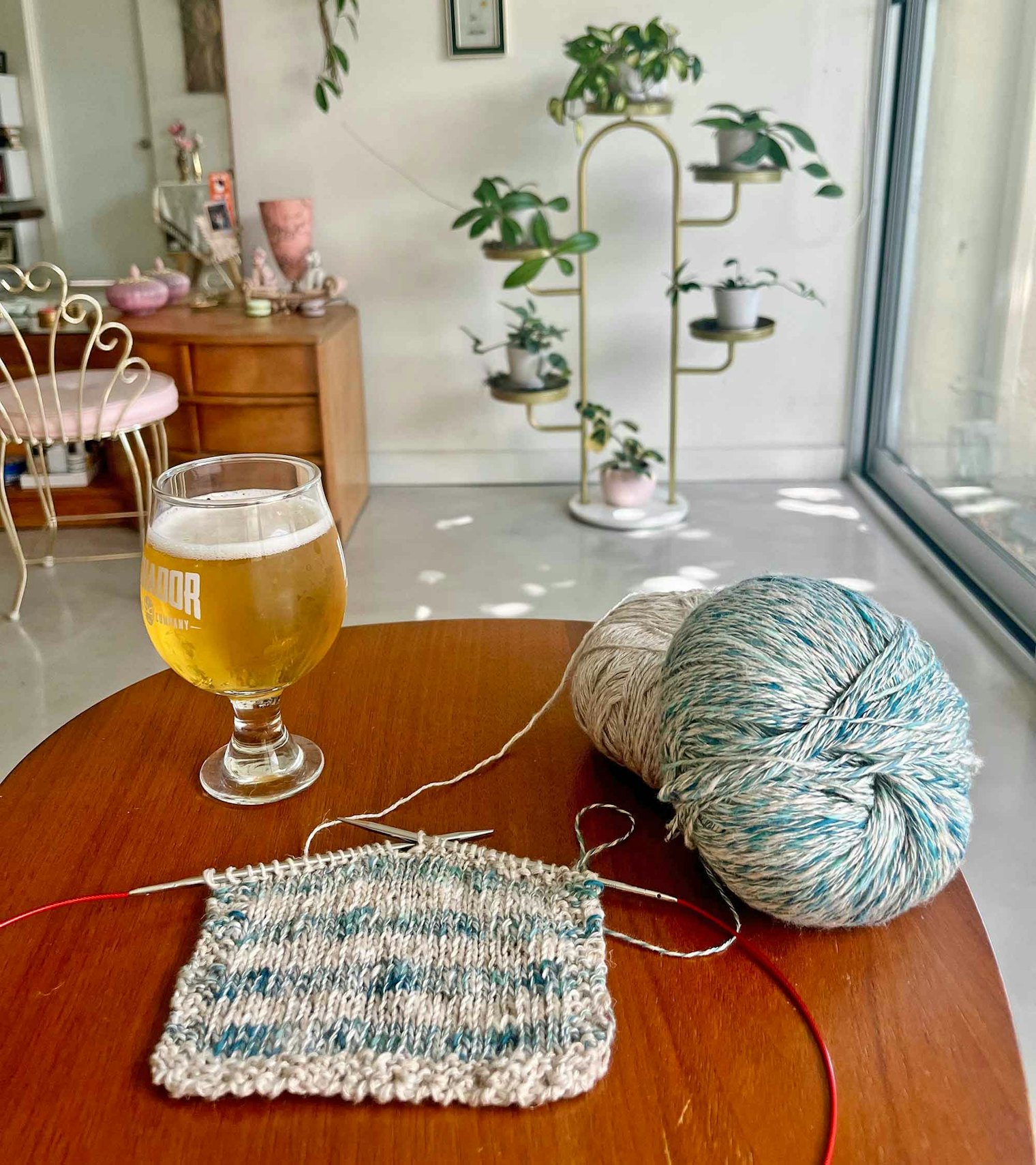 Lindsay relaxes in one of her favorite knitting spots to experiment on a striped stockinette swatch.