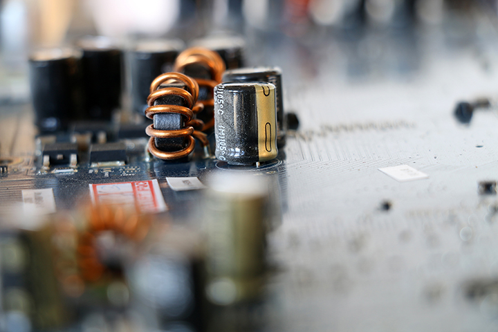 Batteries input into circuit board with wires and knobs