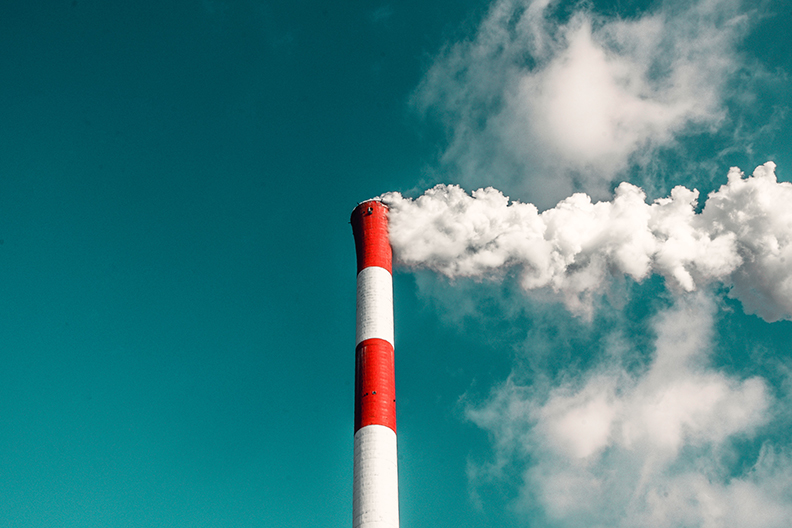 Industrial chimney issuing white smoke, contaminating the air quality.