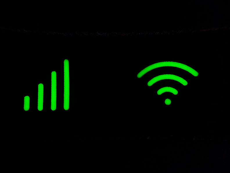 An image of cellular bars and a wifi broadcasting symbol