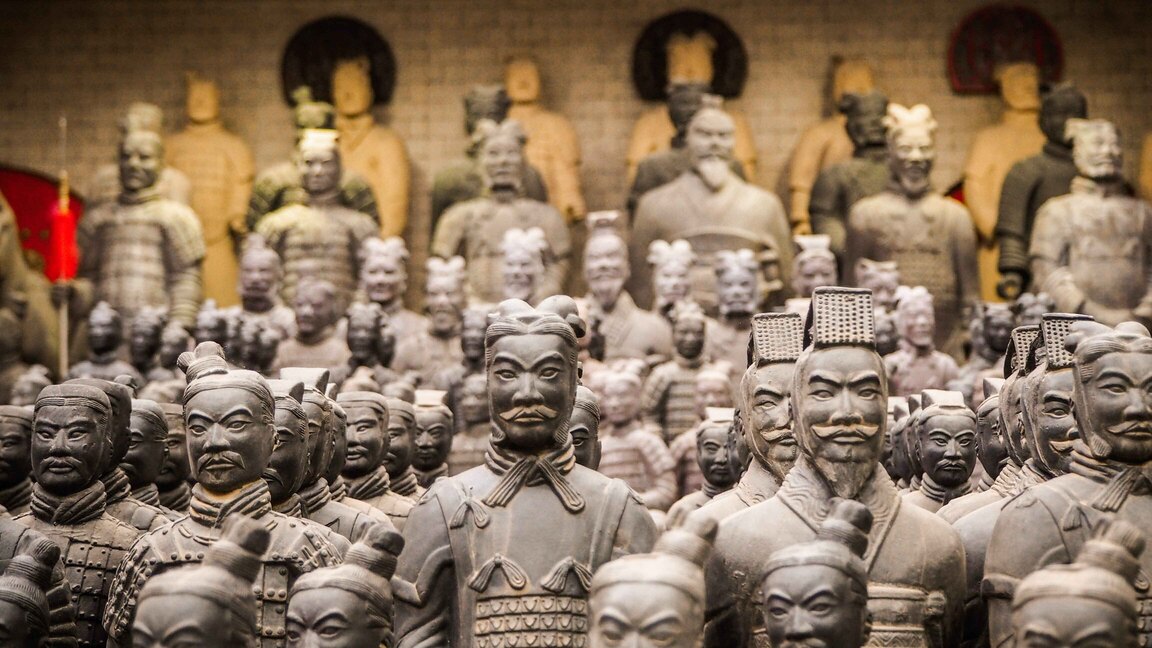 Many Terracotta Soldiers stood up in rows