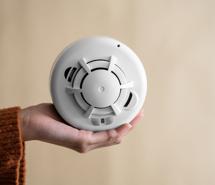 smoke co detector in the woman hand