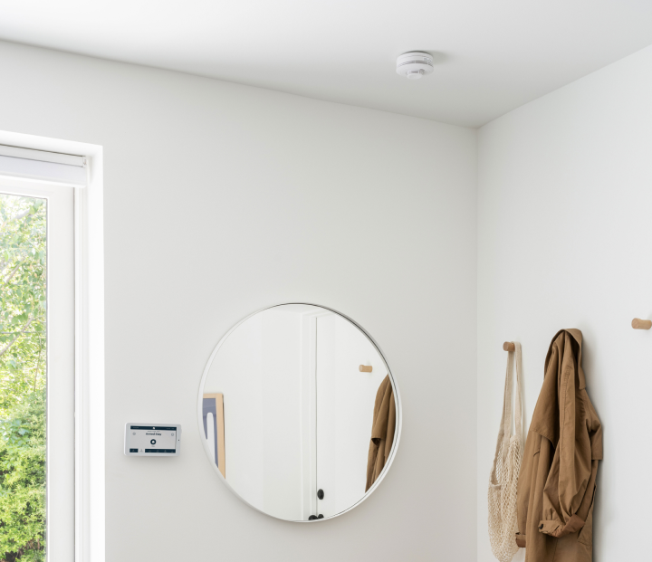 A room with the smoke detector