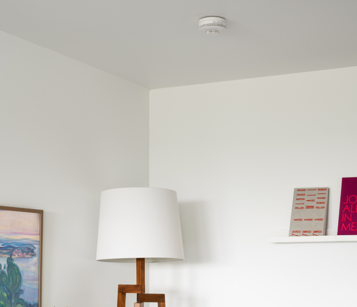 A room with a smoke detector