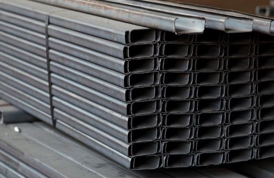 Besi CNP digunakan dalam konstruksi bangunan sebagai bahan struktural untuk membuat rangka atap, dinding, balok, kolom, dan struktur penyangga lainnya.