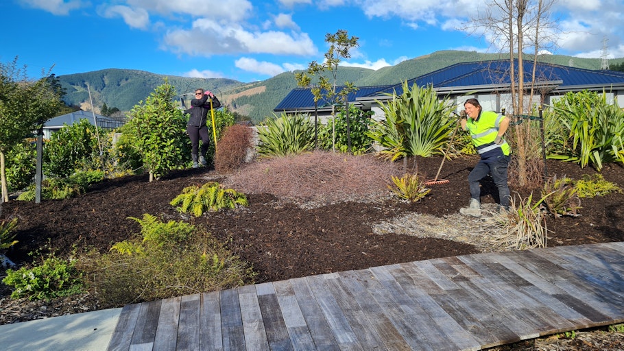 Nelson Tasman Hospice worrking bee with Azwood