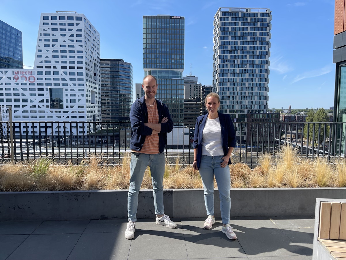 Mathijs en Liesbeth op het dakterras