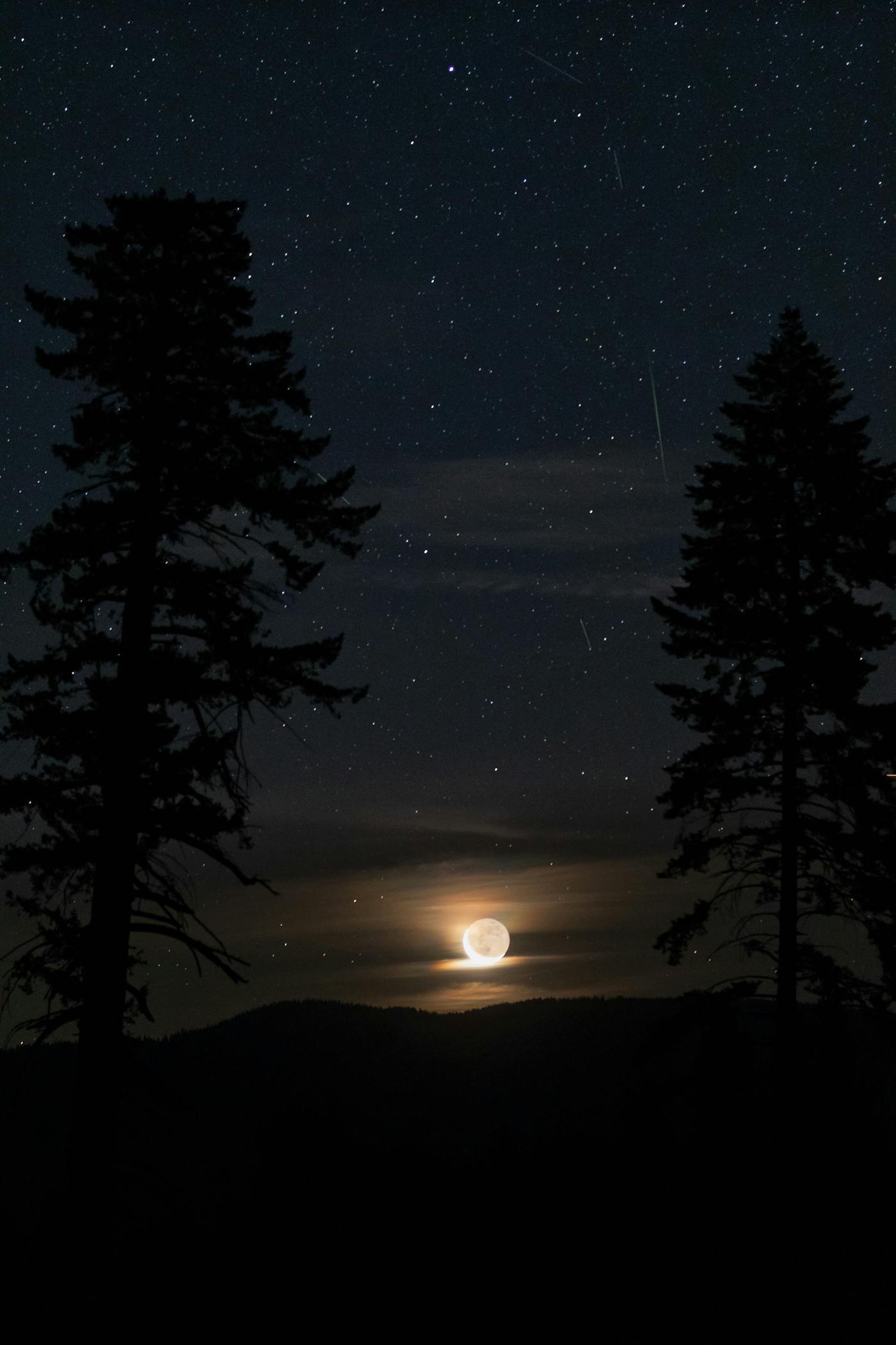 The moon rose a little before 4am, giving us both tremendous dark-sky observation but a beautiful thin crescent moonrise before dawn.