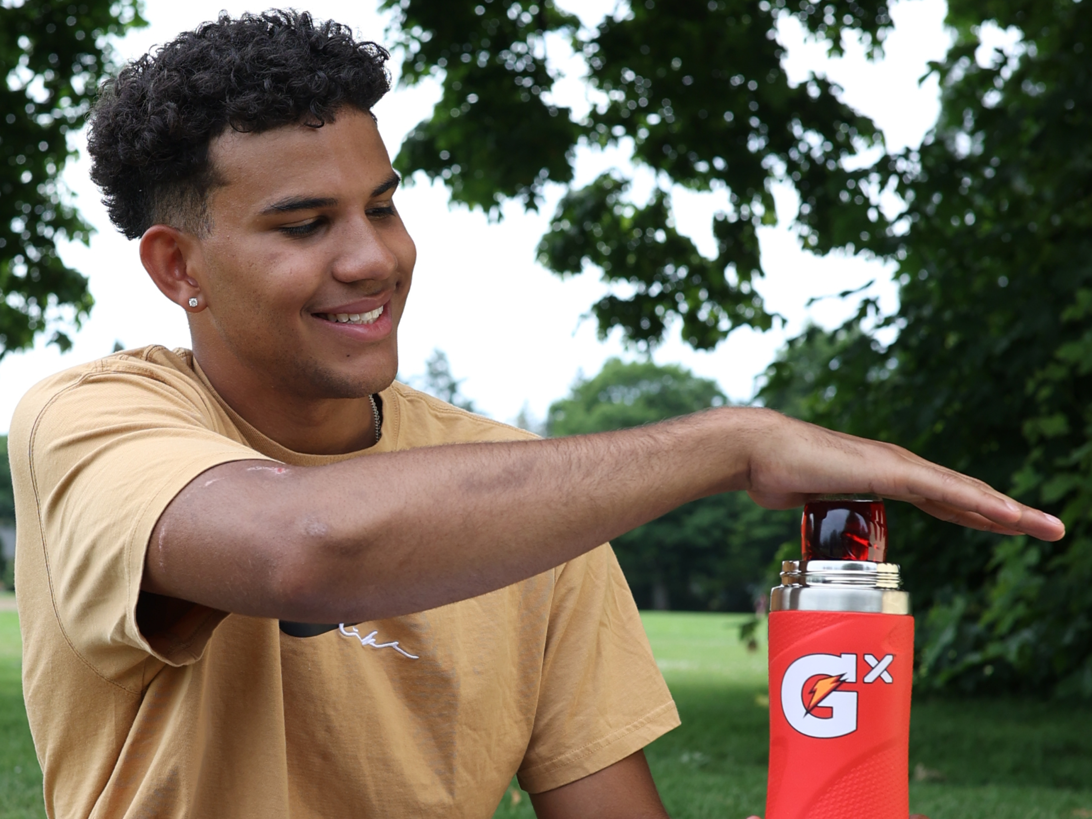 Athlete using Gx Pod with Gx Bottle