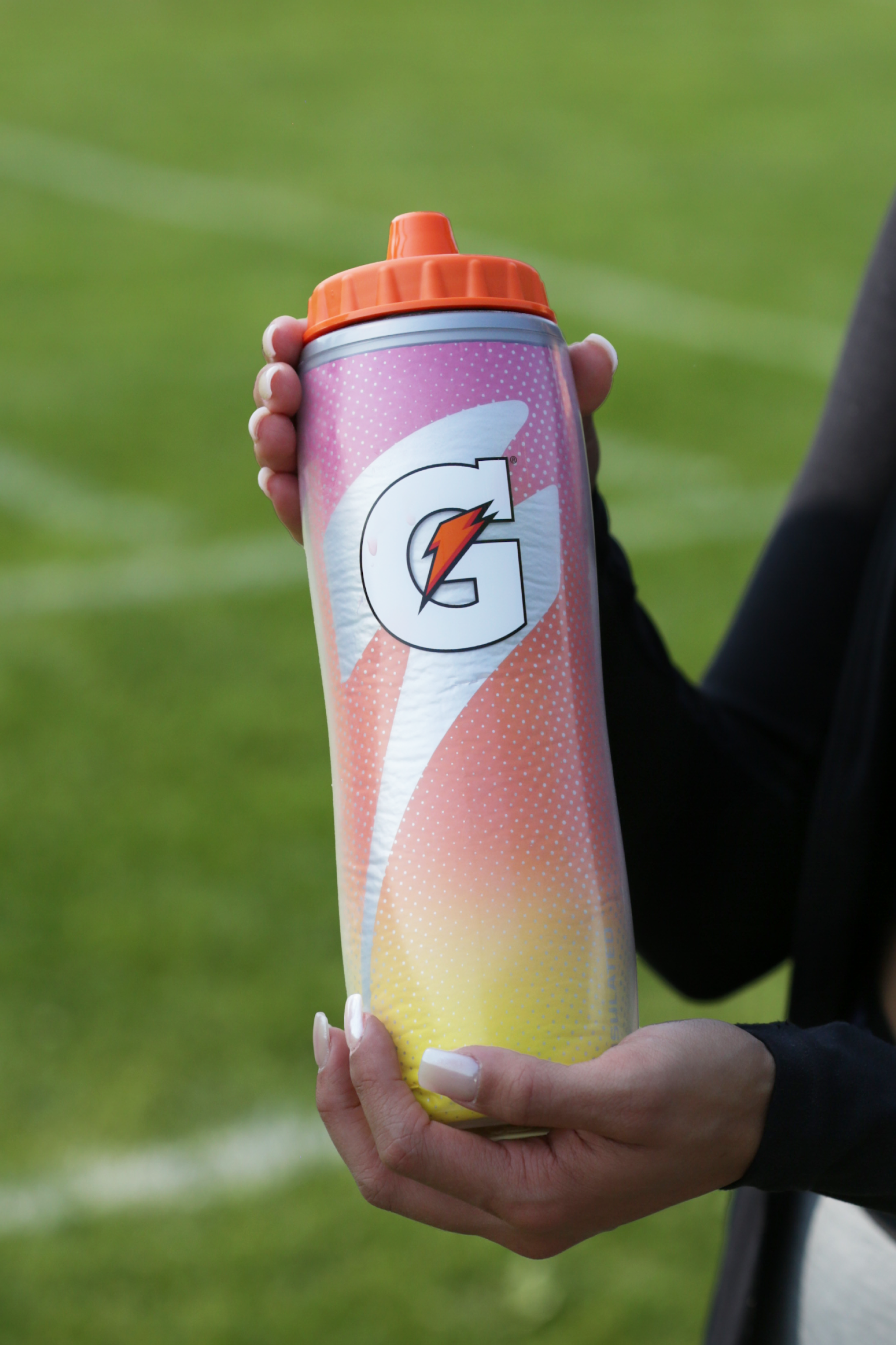 Gatorade 30 oz Insulated Sports Squeeze Water Bottle with Contour Form for  Grip 