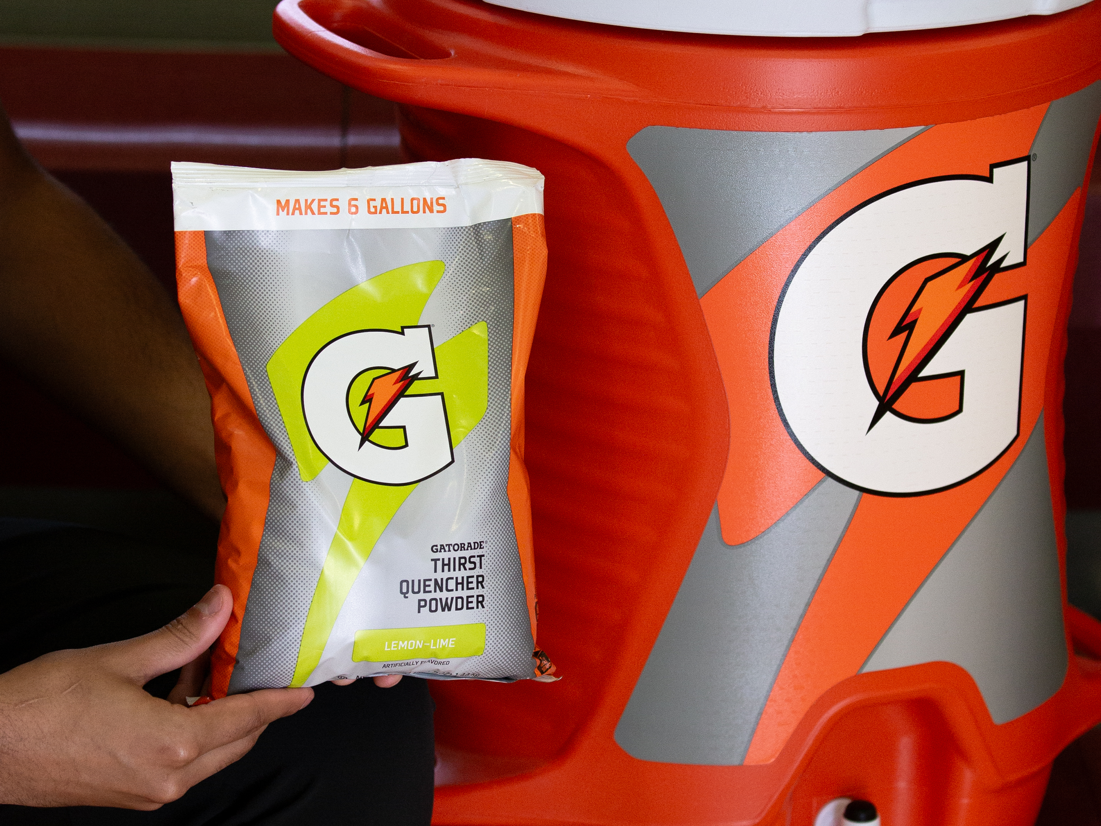 Gatorade Thirst Quencher 6 gallon bag of Lemon Lime Powder and cooler