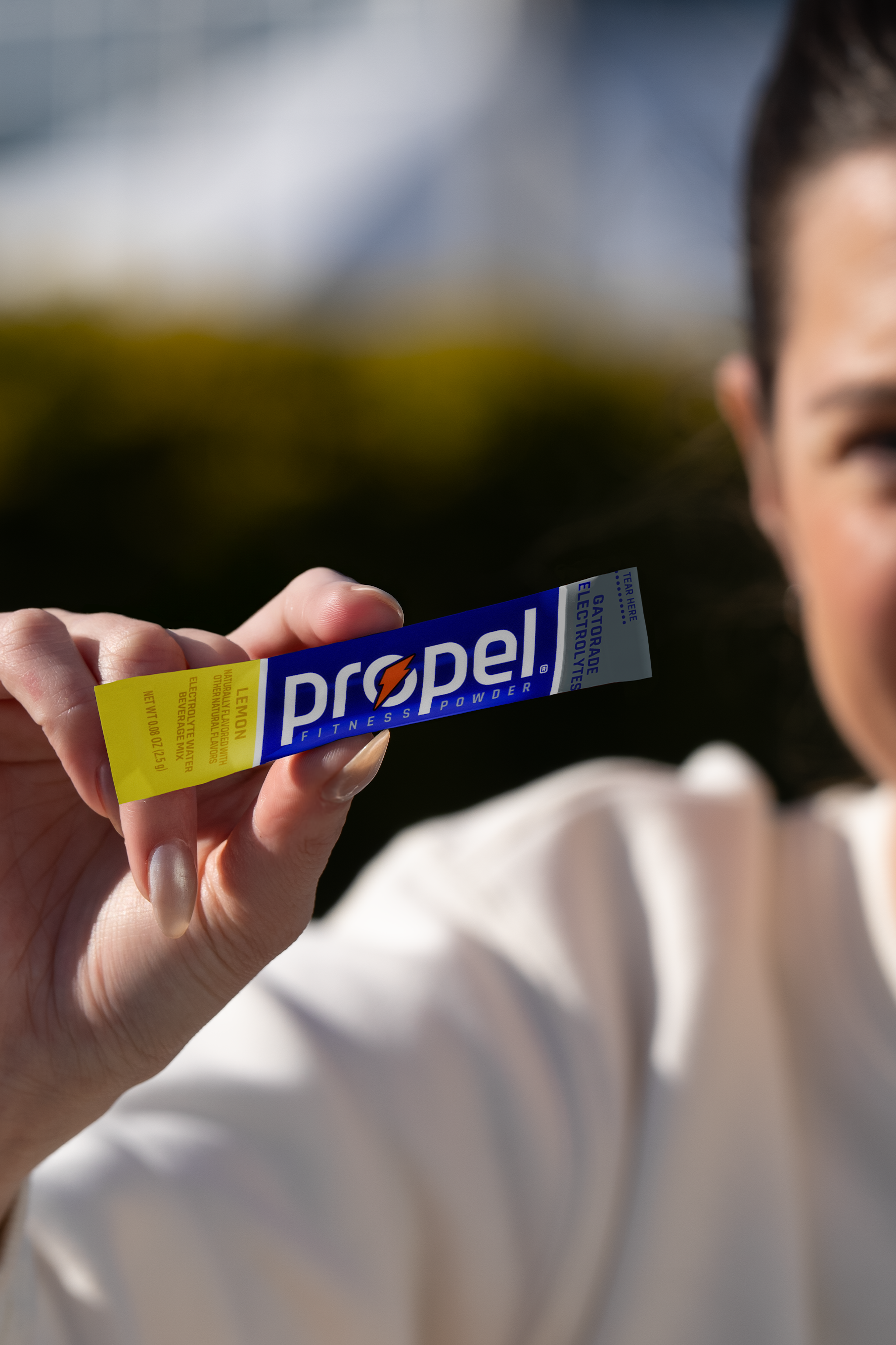 Propel powder lemon in athletes hand