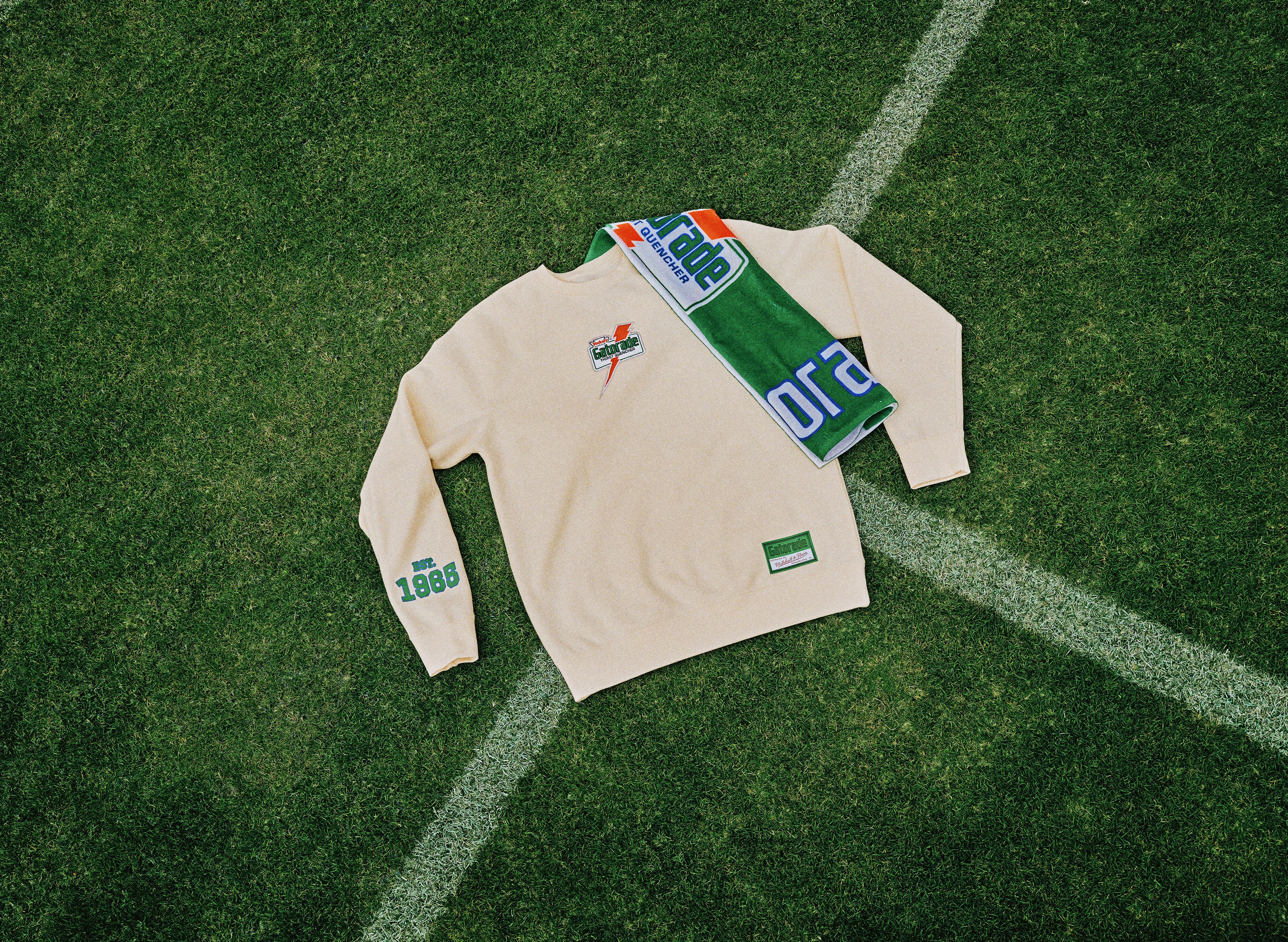 Gatorade x Mitchell & Ness  crewneck and towel