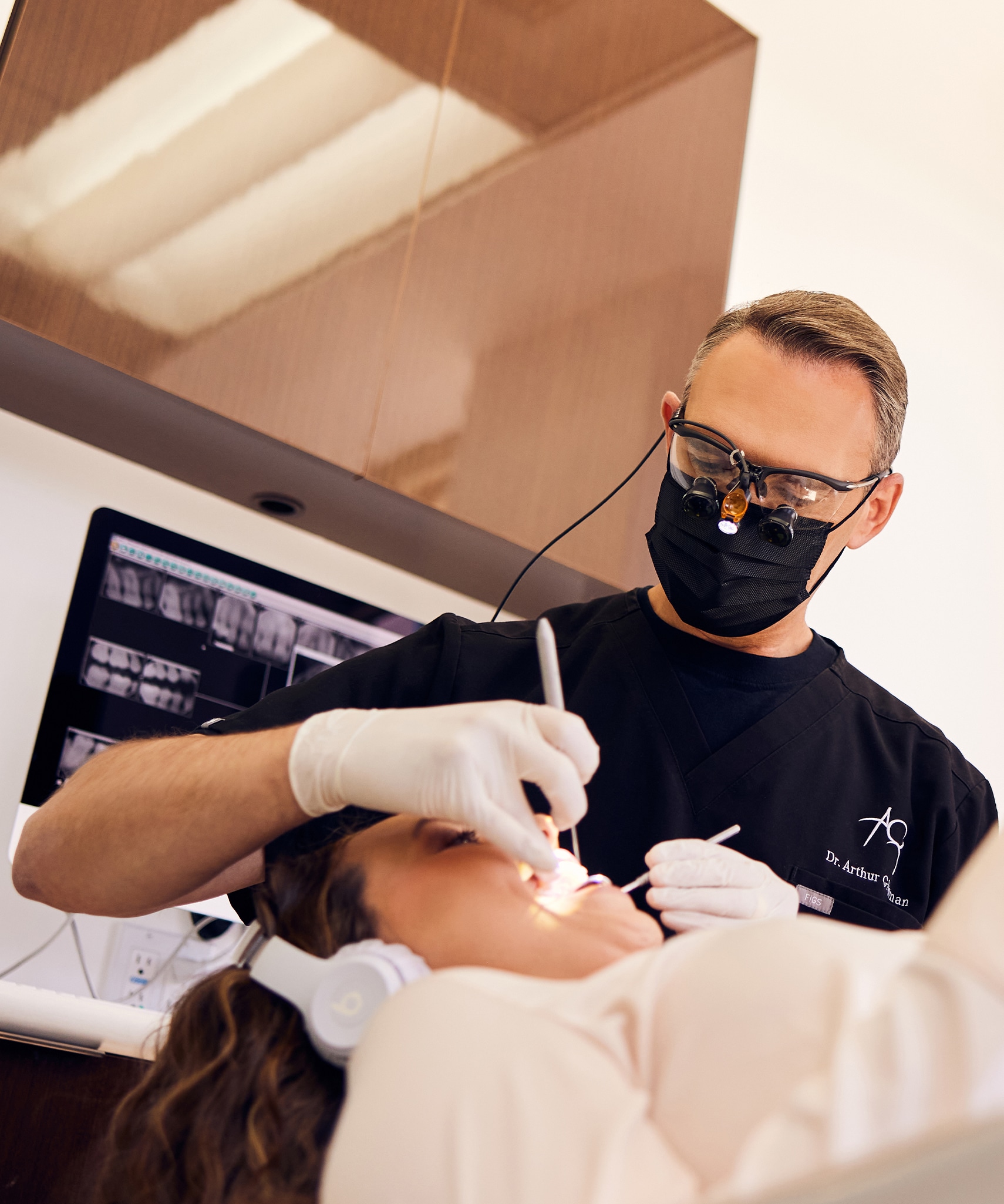 Veneer Replacement in Beverly Hills by Top Cosmetic Dentist