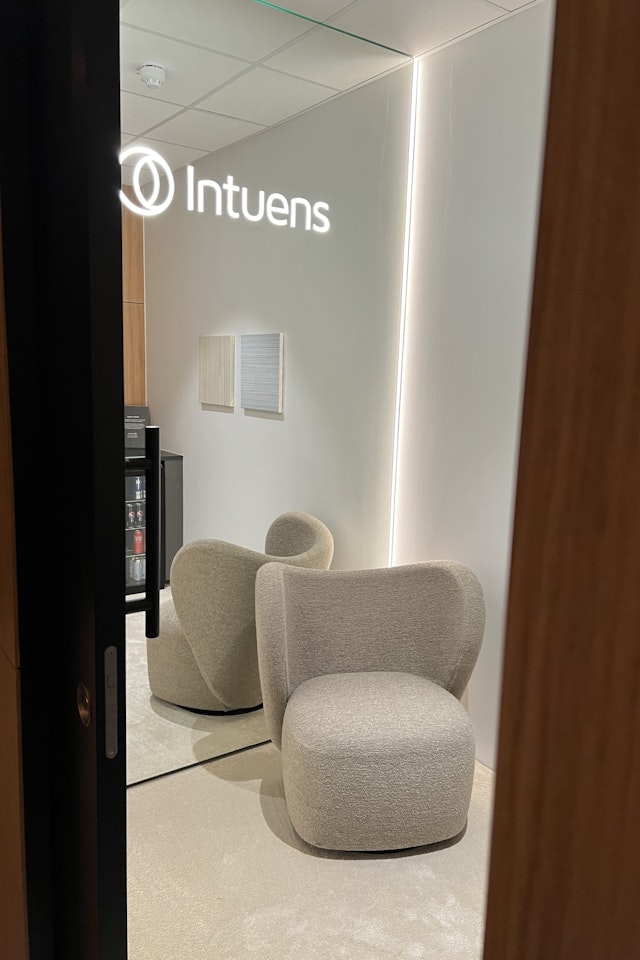 Intuens er innréttað á afar smekklegan hátt með húsgögnum frá NORR11 en rýmið er hannað af HAF Studio.