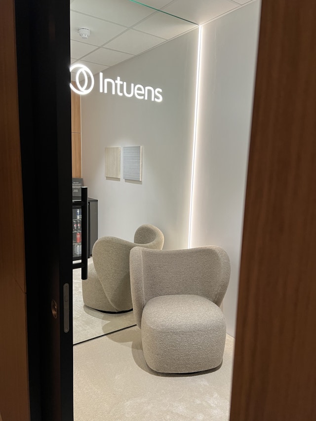 Intuens er innréttað á afar smekklegan hátt með húsgögnum frá NORR11 en rýmið er hannað af HAF Studio.