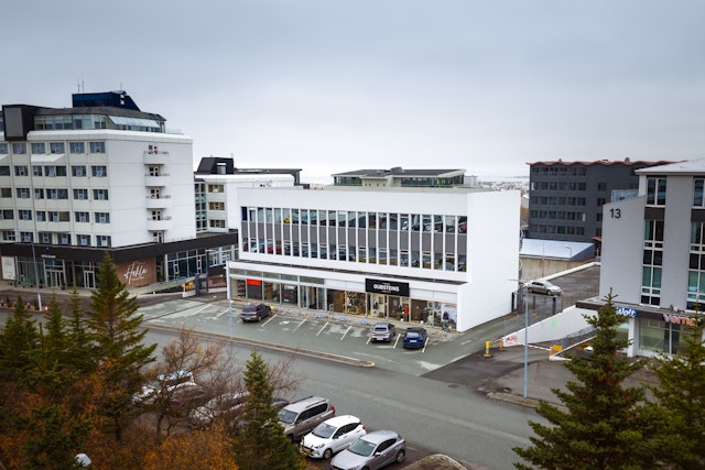 Húsið er staðsett nálægt helstu umferðaræðum og almenningssamgöngum.