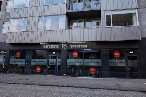Reykjavík Sportbar á jarðhæð nýlegs húsnæðis við Hverfisgötu
