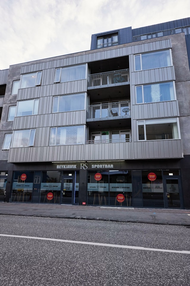 Reykjavík Sportbar á jarðhæð nýlegs húsnæðis við Hverfisgötu