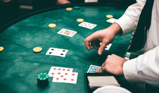 Quem da as Cartas no Cassino
