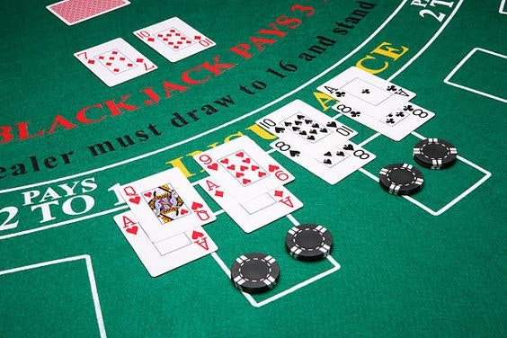 Na mão com  par de Ás ou 8s deve sempre dividir no blackjack