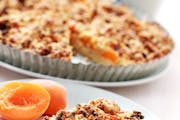 Aprikosencrumble torte mit Kompott